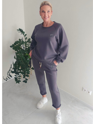 Moteriškas sportinis kostiumėlis su dekoru – pilkas